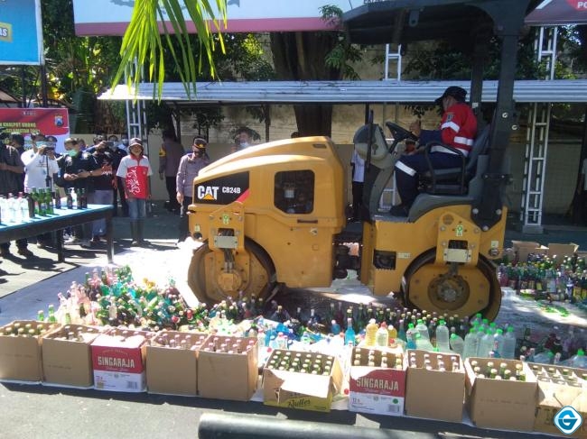 Polresta Banyuwangi Musnahkan Ribuan Miras dan Puluhan Knalpot Brong